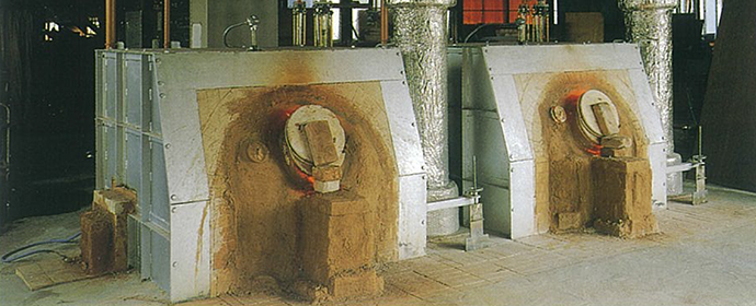 Crucible-type glass melting furnace